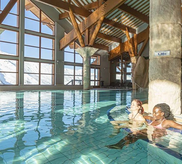 In Les Bruyeres and La Cruisette you have indoor public pools. Swimming pool in La Cruisette sports centre ©Alpcat Media