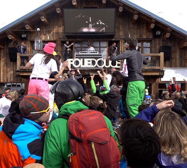 If you’re looking to visit one of the best Apres Ski bars in the world —the Foley Douce in Val Thorens, you don’t need to shell out the extra cash for a three Valleys Ski Pass. Folie Douce Val Thorens. Within the reach of Les menuires ski pass.