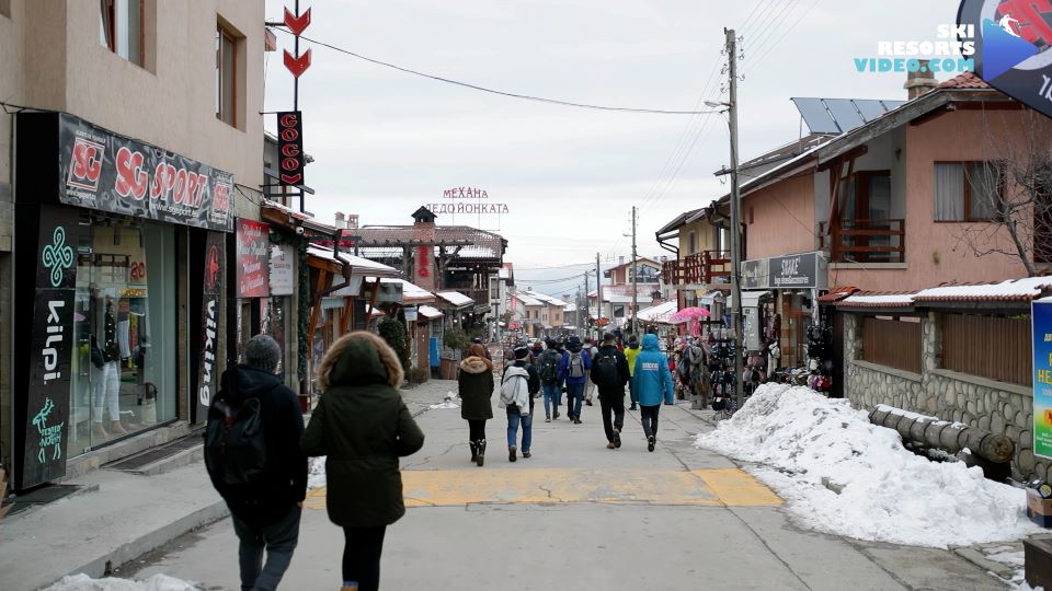 A long pedestrian street with some shops connects the old center and the new center.